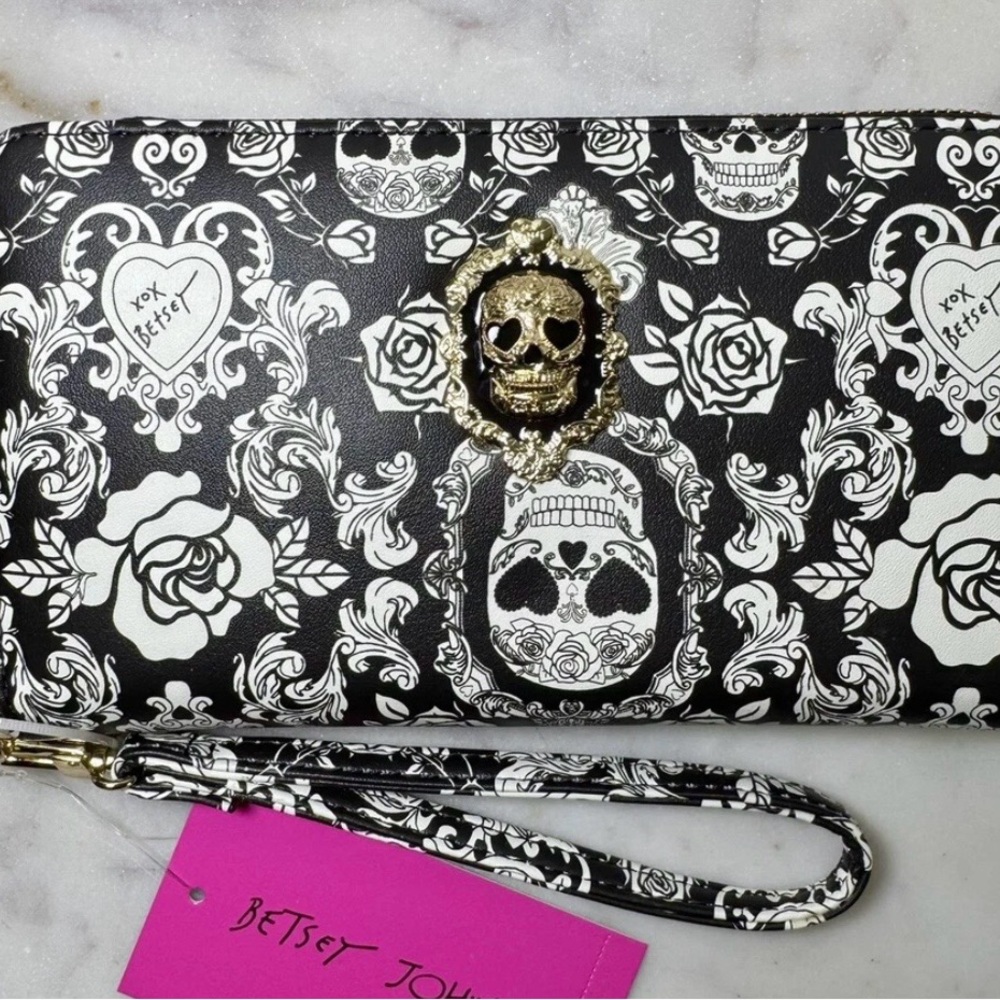 NWT Black and White Skull Pattern Wristlet Wallet Limited Edition - Picture 2 of 8
